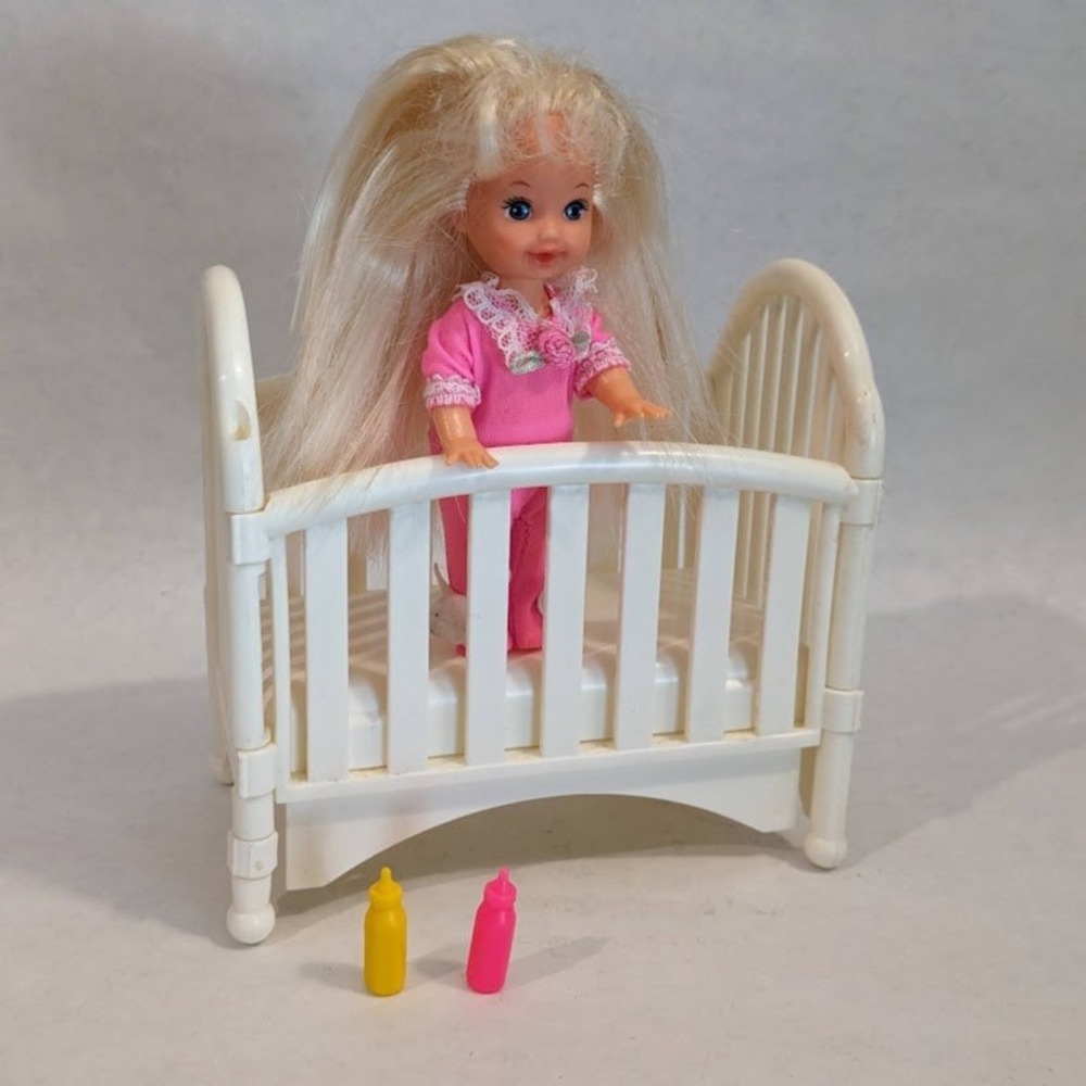 Vintage 1994 Mattel Barbie Kelly Doll Pink Pajamas with White Crib and Bottles